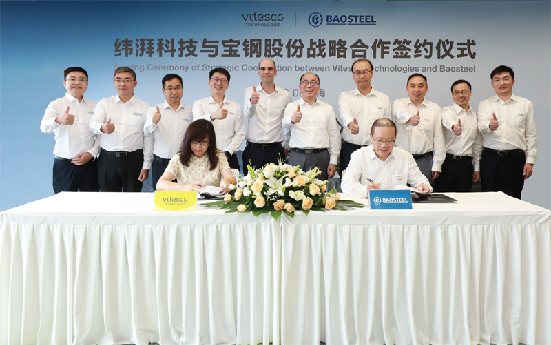 新闻稿配图_纬湃科技陈珺（左）与宝钢股份彭俊（右）签署战略合作.jpg