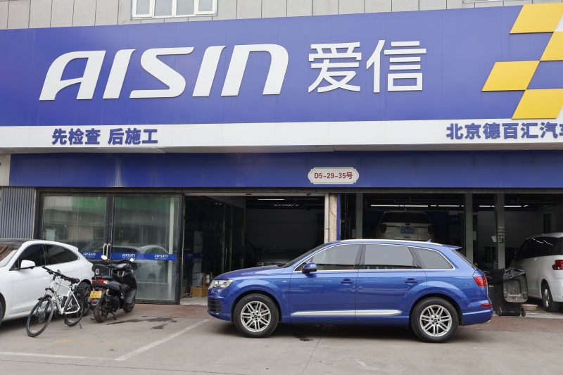 更换隐藏在驾驶室的奥迪Q7蓄电池，爱信AGM H8让它再次活力无限
